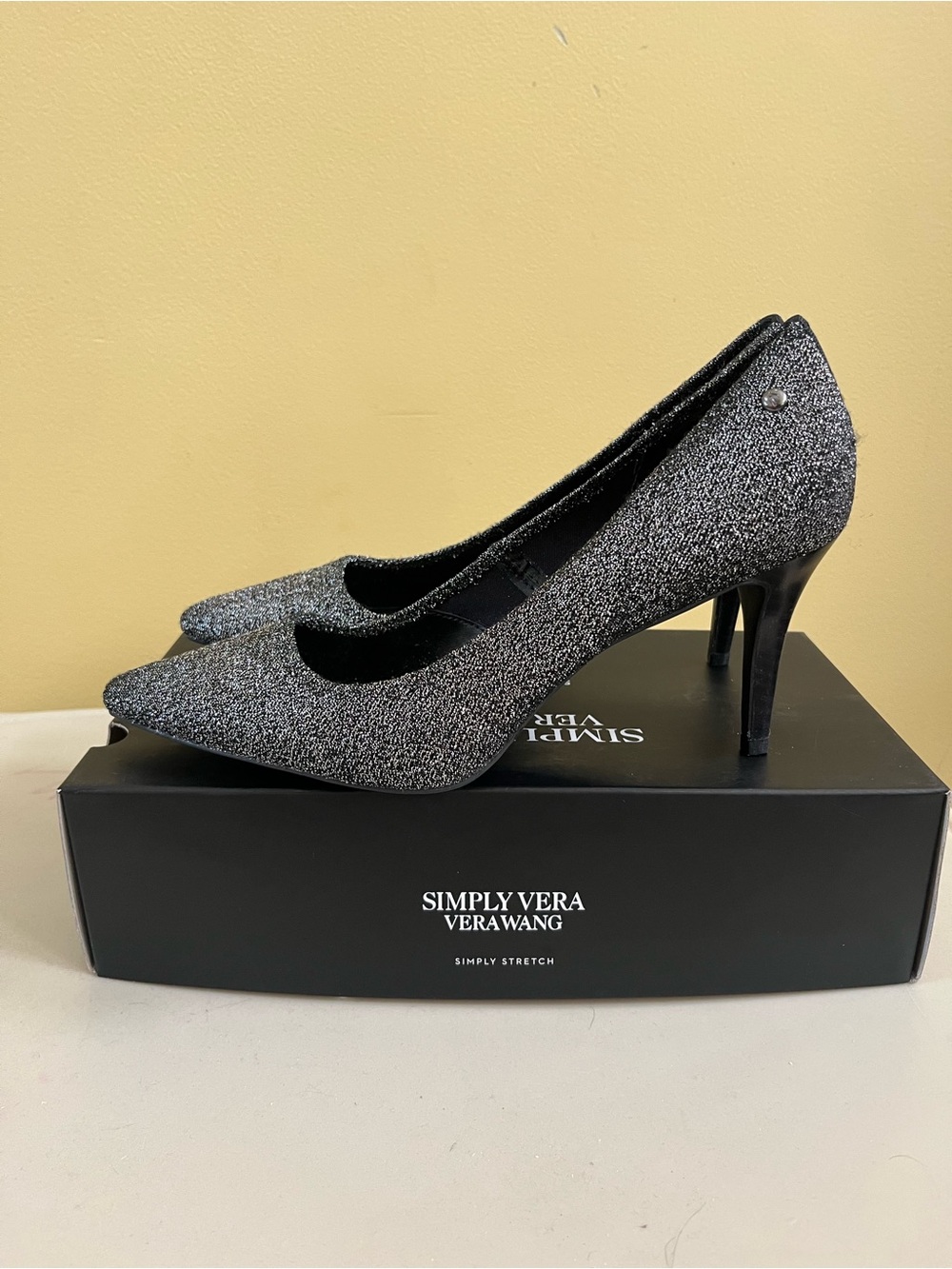 NIB Simply Vera Wang All Over Stretch Heels Size 10